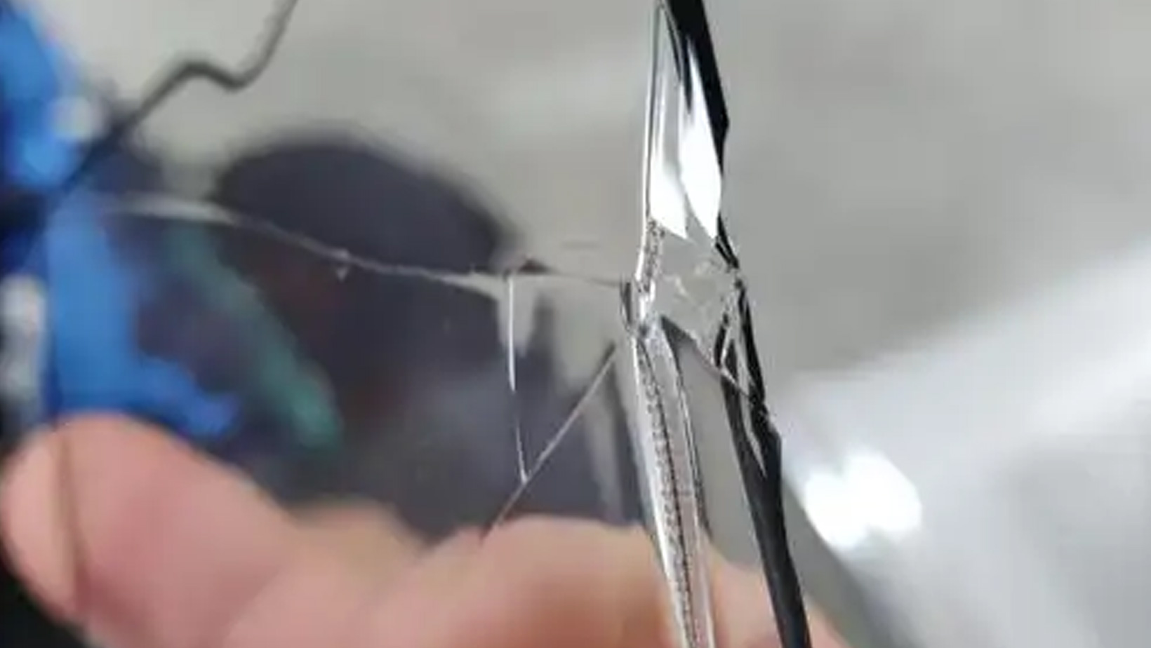 Cracked Screen Protector of iPhone 16 - PERFECTSIGHT